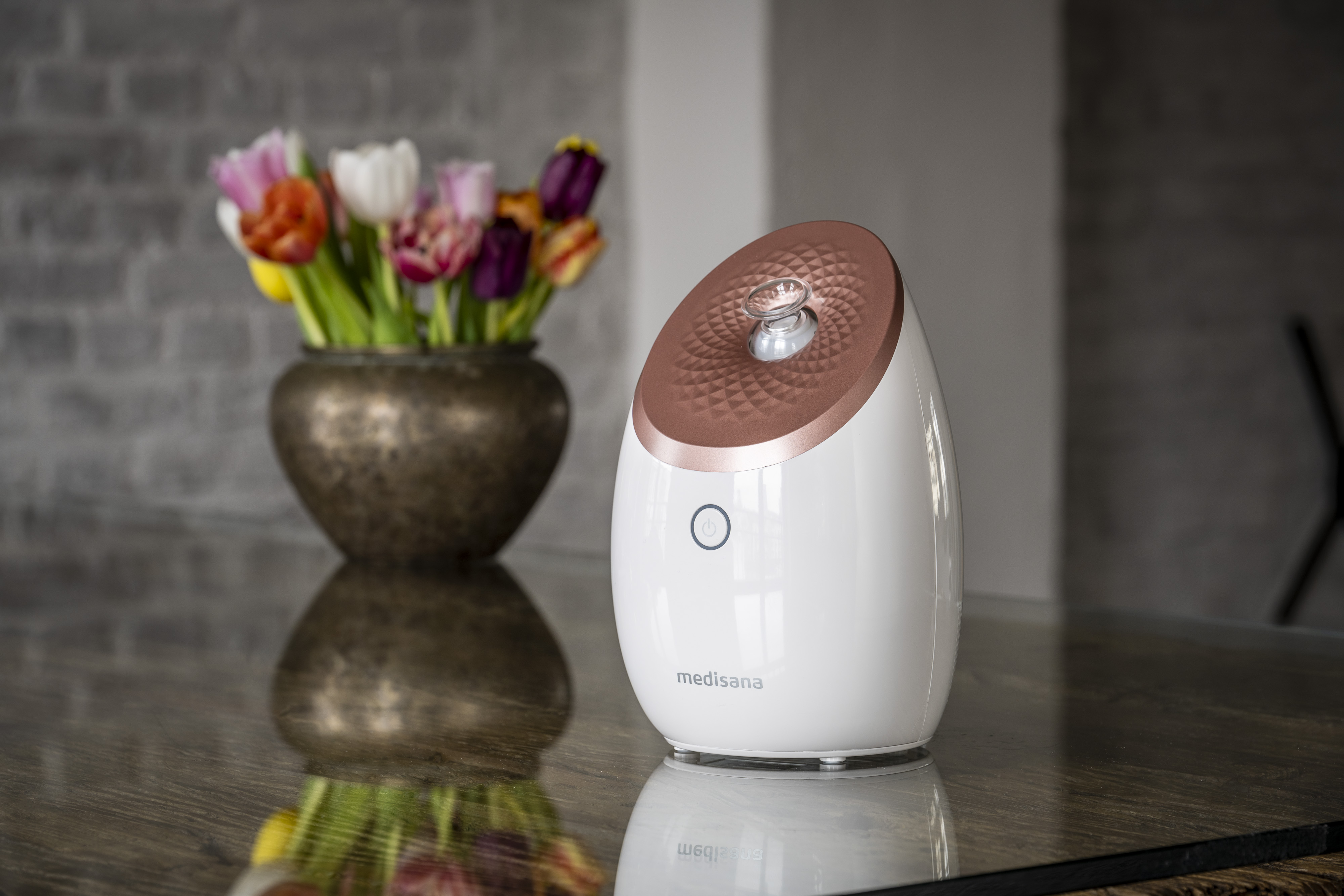medisana DS 600 Nano-Ionen-Gesichtssauna auf Glastisch – stilvolles Wellnessgerät für porentiefe Hautpflege mit Nano-Ionen-Technologie